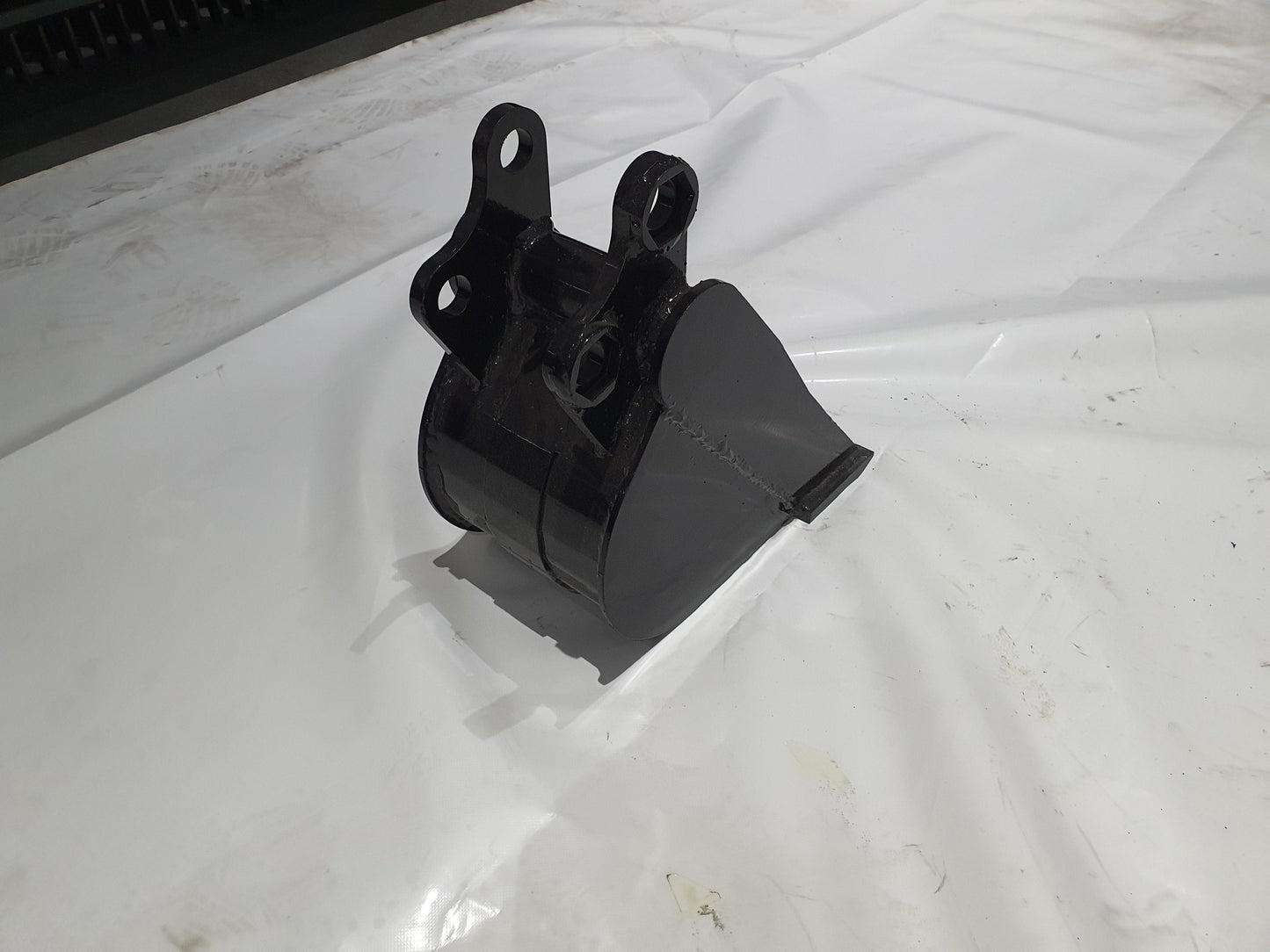 AGT New 8 in Toothless Bucket withoutTeeth 200MM for 1-2 ton Mini Excavator | 12EX-WD08B